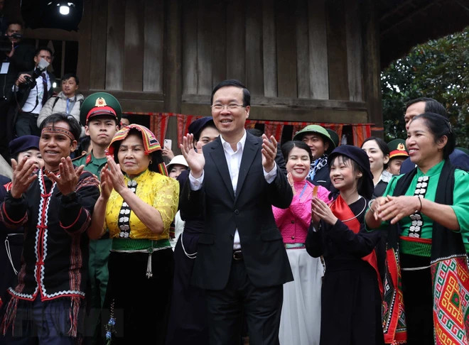 Chủ tịch nước Võ Văn Thưởng thăm làng dân tộc Thái. (Ảnh: Thống Nhất/TTXVN).