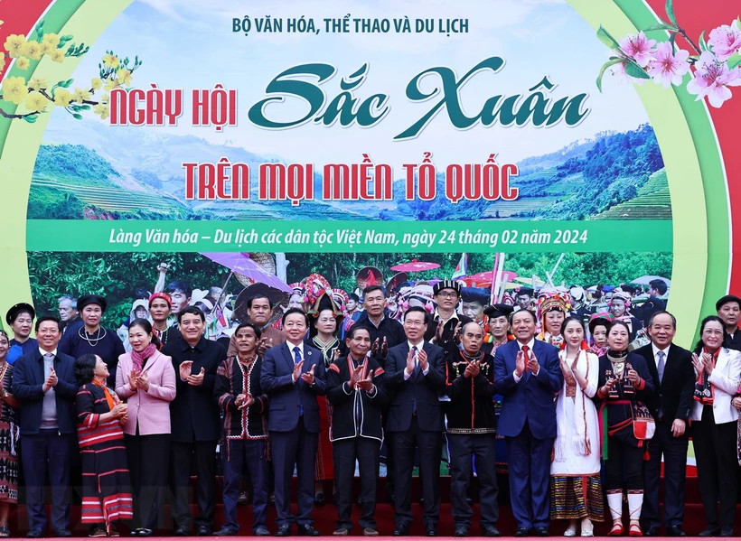 Chủ tịch nước Võ Văn Thưởng và các đại biểu với đại diện đồng bào các dân tộc Việt Nam. (Ảnh: Thống Nhất/TTXVN).