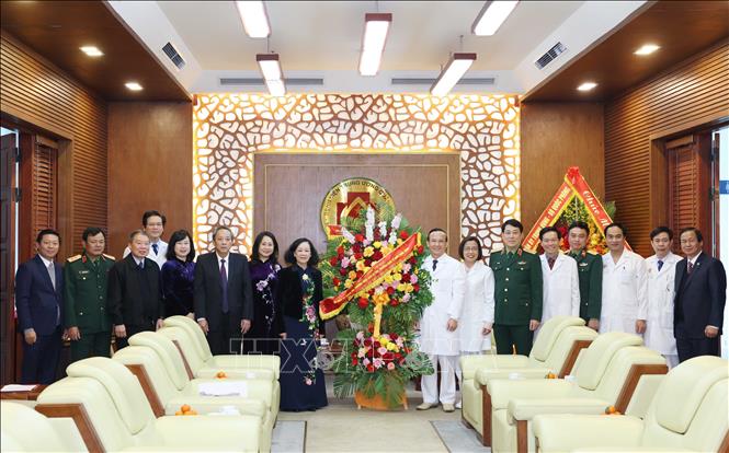 Thường trực Ban Bí thư, Trưởng Ban Tổ chức Trung ương Trương Thị Mai tặng hoa chúc mừng các thầy thuốc Bệnh Trung ương Quân đội 108. Ảnh: Phương Hoa/TTXVN