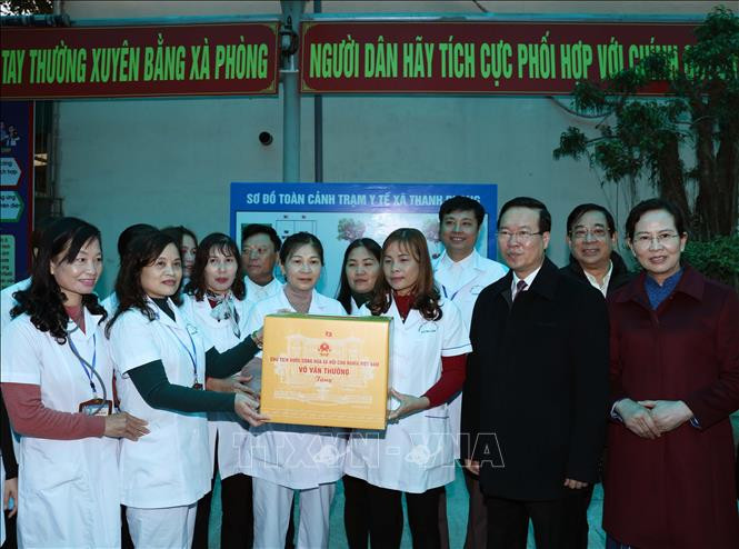 Chủ tịch nước Võ Văn Thưởng tặng quà, chúc mừng các thầy thuốc của Trạm Y tế xã Thanh Phong, huyện Thanh Liêm. Ảnh: Thống Nhất/TTXVN.