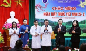 Chủ tịch nước Võ Văn Thưởng thăm, chúc mừng các y, bác sỹ tại tỉnh Hà Nam