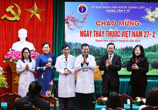 Chủ tịch nước Võ Văn Thưởng tặng quà Trung tâm Y tế huyện Thanh Liêm. Ảnh: Thống Nhất/TTXVN.