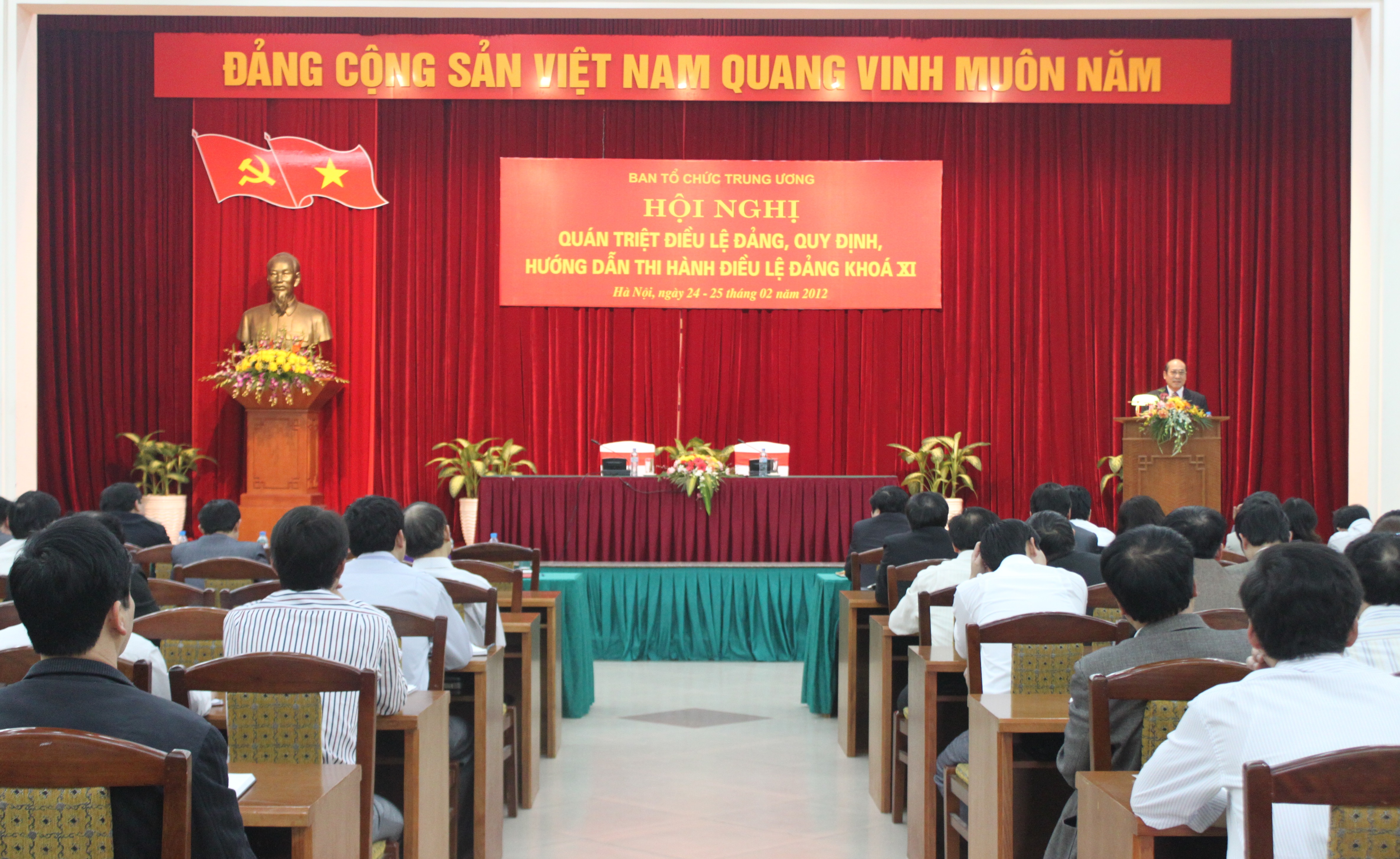 Ban Tổ chức Trung ương tổ chức Hội nghị quán triệt Điều lệ Đảng, Quy định, Hướng dẫn thi hành Điều lệ Đảng khóa XI, ngày 25-2-2012.