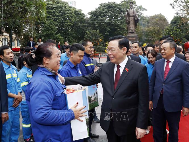 Chủ tịch Quốc hội Vương Đình Huệ chúc Tết công nhân lao động Thủ đô. Ảnh: Nhan Sáng/TTXVN