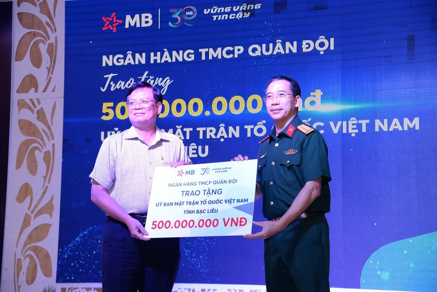 MB trao tặng 500 triệu đồng tới UBMTTQ CN Bạc Liêu.