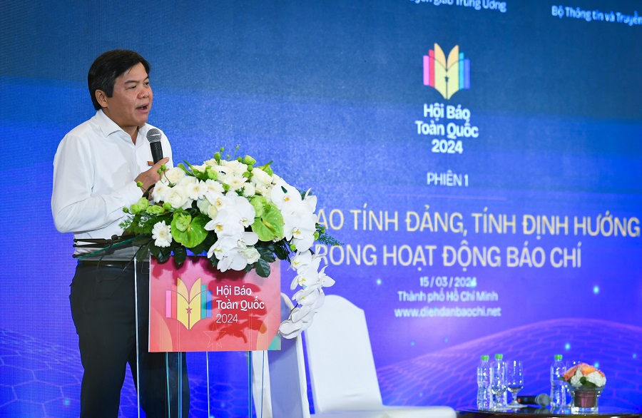 Nhà báo Tăng Hữu Phong, Tổng Biên tập Báo Sài Gòn Giải Phóng tham luận tại phiên thảo luận.