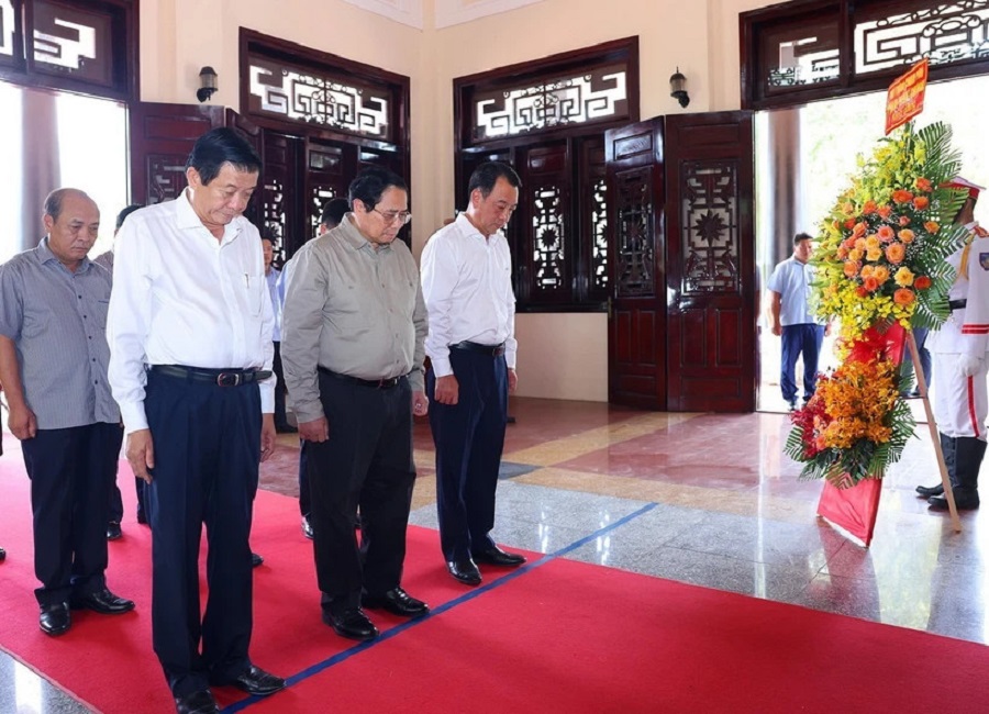Thủ tướng Phạm Minh Chính tưởng niệm Chủ tịch Hội đồng Bộ trưởng Phạm Hùng. Ảnh: Dương Giang/TTXVN.