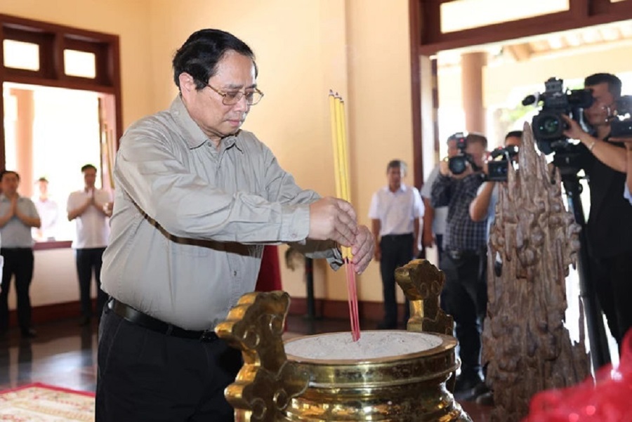 Thủ tướng Phạm Minh Chính dâng hương tưởng niệm cố Thủ tướng Võ Văn Kiệt. Ảnh: Dương Giang/TTXVN.