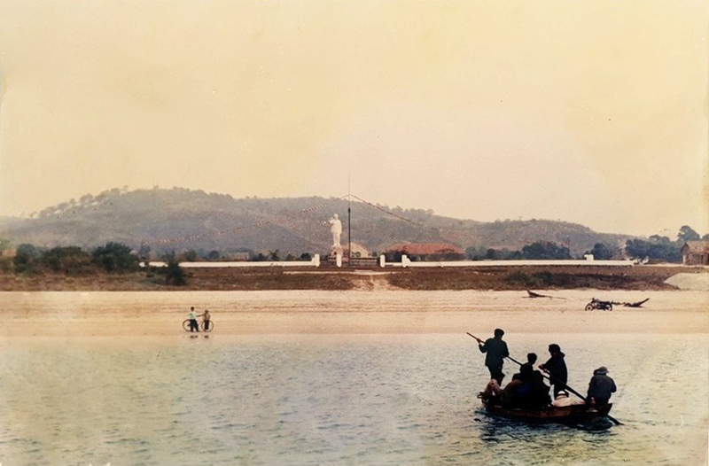 Tượng đài Chủ tịch Hồ Chí Minh và hình ảnh về đảo Cô Tô năm 1994 - Ảnh: Trung tâm Truyền thông và Văn hóa huyện Cô Tô.