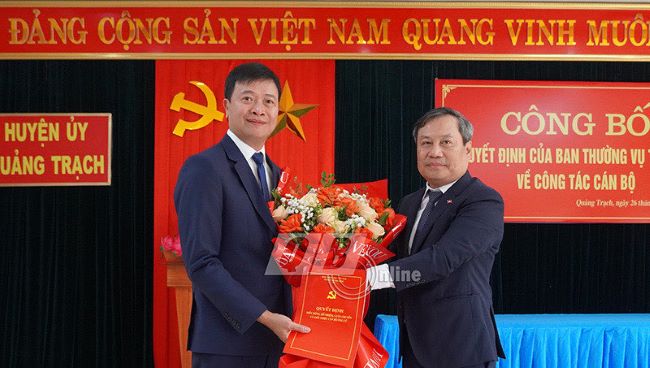 Đồng chí Nguyễn Chí Thắng, Tỉnh ủy viên, Giám đốc Sở Khoa học và Công nghệ nhận quyết định tham gia BCH Đảng bộ huyện, BTV Huyện ủy và giữ chức vụ Bí thư Huyện ủy Quảng Trạch, nhiệm kỳ 2020-2025.