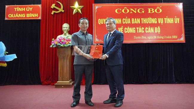 Đồng chí Mai Văn Minh, tỉnh ủy viên, Giám đốc Sở Nông nghiệp và Phát triển nông thôn nhận quyết định tham gia BCH Đảng bộ huyện, BTV Huyện ủy và giữ chức vụ Bí thư Huyện ủy Tuyên Hóa, nhiệm kỳ 2020-2025.