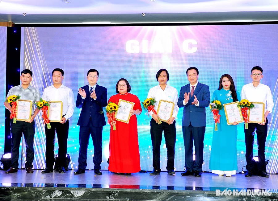 Các đồng chí: Nguyễn Thanh Lâm, Thứ trưởng Thông tin và Truyền thông; Triệu Thế Hùng, Phó Bí thư Tỉnh ủy, Chủ tịch UBND tỉnh trao giải C cho các tác giả.