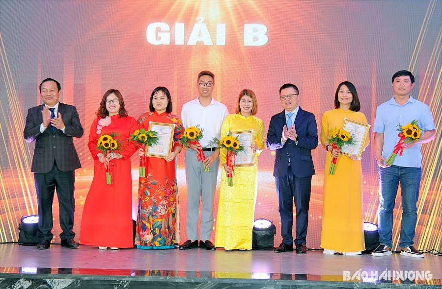 Các đồng chí: Lê Quốc Minh, Ủy viên Trung ương Đảng, Phó Trưởng Ban Tuyên giáo Trung ương, Tổng Biên tập Báo Nhân dân, Chủ tịch Hội Nhà báo Việt Nam; Lê Văn Hiệu, Phó Bí thư Thường trực Tỉnh ủy, Chủ tịch HĐND tỉnh, Trưởng Đoàn Đại biểu Quốc hội tỉnh trao giải B cho các tác giả.