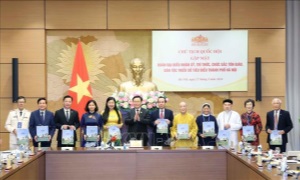 Chủ tịch Quốc hội Vương Đình Huệ gặp gỡ Đoàn đại biểu nhân sĩ, trí thức, chức sắc tôn giáo, dân tộc thiểu số TP. Hà Nội