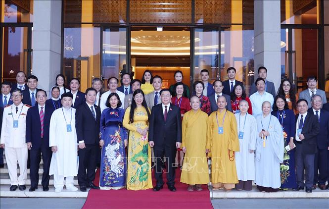 Chủ tịch Quốc hội Vương Đình Huệ với các đại biểu. Ảnh: Nhan Sáng/TTXVN