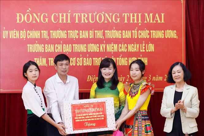 Đồng chí Trương Thị Mai tặng quà cho Cơ sở Bảo trợ tổng hợp xã hội tỉnh Điện Biên. Ảnh: Trung Kiên/TTXVN