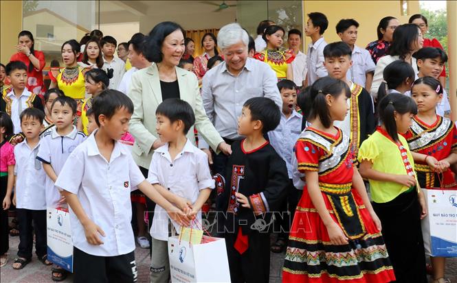 Đồng chí Trương Thị Mai và đồng chí Đỗ Văn Chiến ân cần hỏi thăm các cháu đang được chăm sóc tại Cơ sở Bảo trợ tổng hợp xã hội tỉnh Điện Biên. Ảnh: Trung Kiên/TTXVN