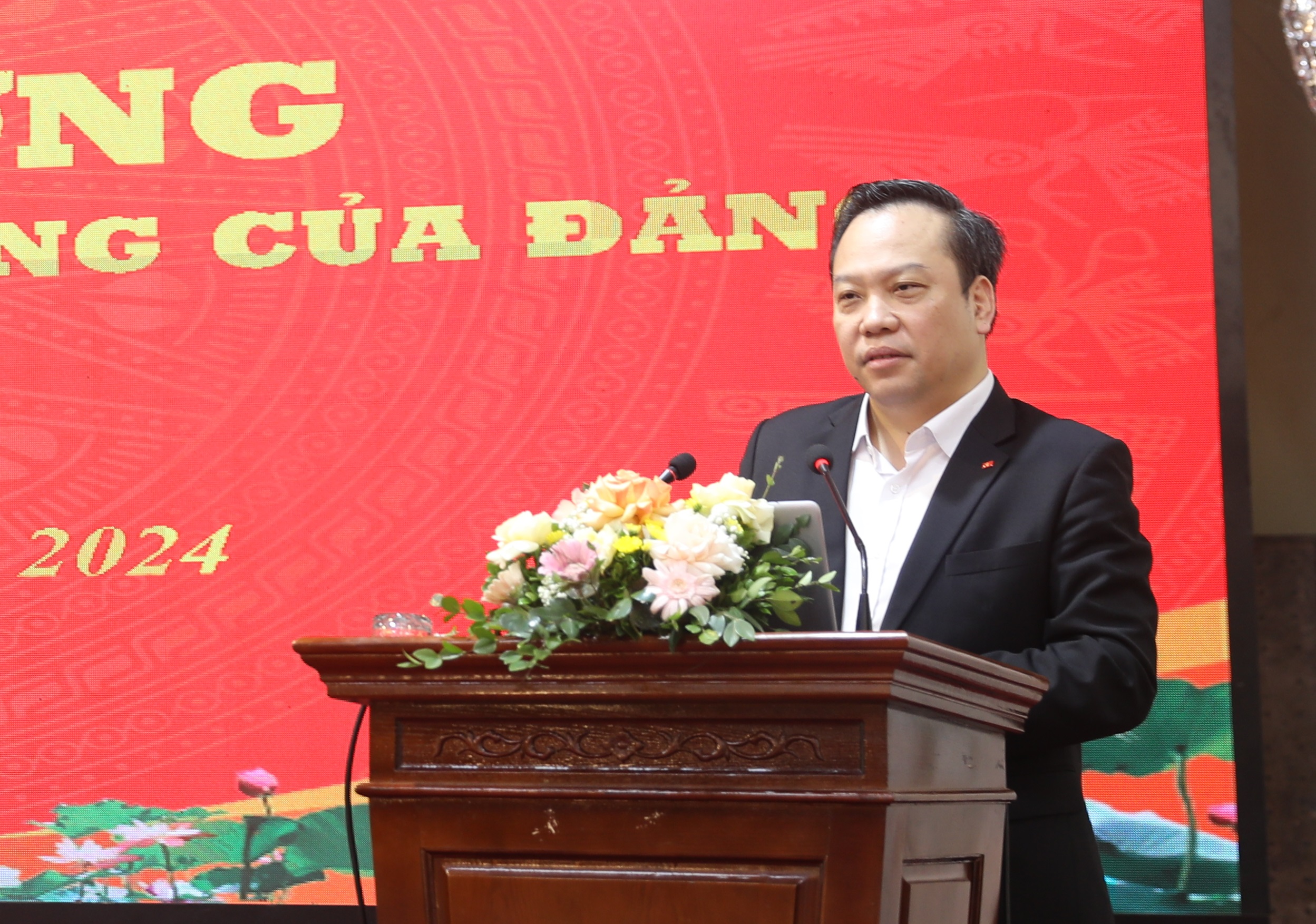 Đ/c Đỗ Việt Hà phát biểu khai giảng lớp bồi dưỡng.