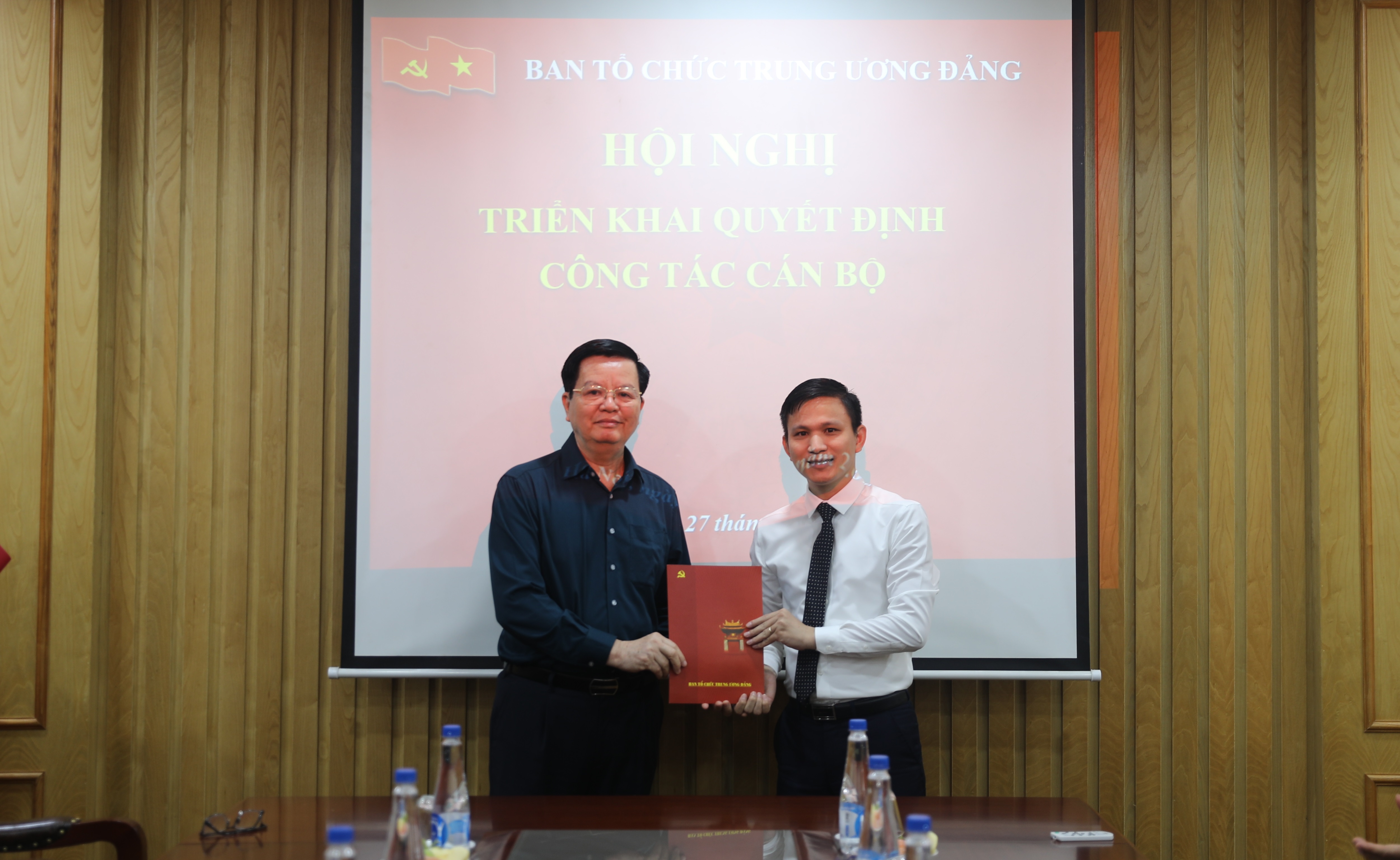 Phó Trưởng ban Thường trực Mai Văn Chính trao quyết định bổ nhiệm cho đồng chí Nguyễn Ngọc Dân.