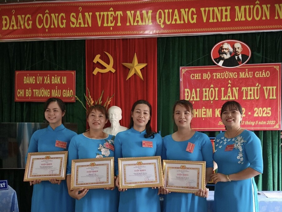 Cô giáo Hoàng Thị Xuân Thiện (ngoài cùng bên phải) trao thưởng cho giáo viên.