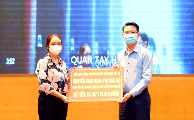Chủ tịch Ủy ban MTTQ Việt Nam quận Tây Hồ Trần Quang Đạo trao 25,167 tỷ đồng ủng hộ Quỹ vắc xin phòng, chống COVID-19 cho đại diện Ủy ban MTTQ Việt Nam thành phố Hà Nội .
