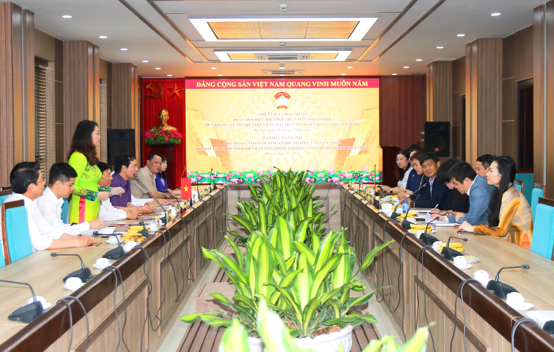 Đoàn đại biểu cấp cao Hiệp hội Nhân dân Xin-ga-po thăm và trao đổi kinh nghiệm công tác với Ban Thường trực Ủy ban MTTQ Việt Nam quận Tây Hồ.