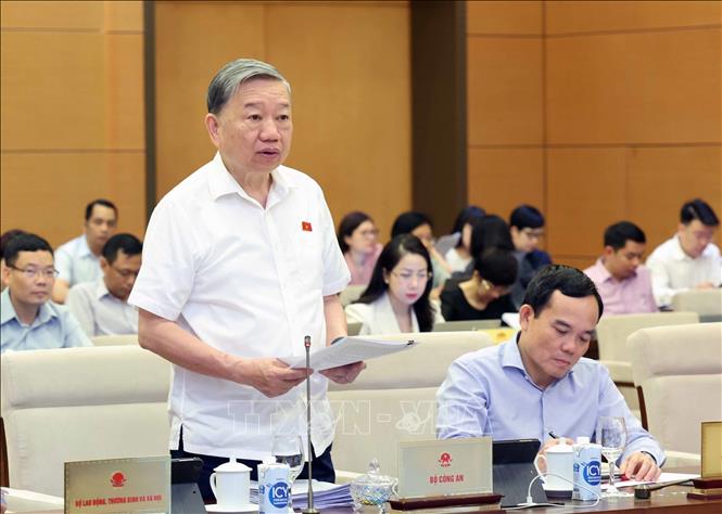 Bộ trưởng Bộ Công an Tô Lâm trình bày Tờ trình về dự án Luật Phòng, chống mua bán người (sửa đổi). Ảnh: TTXVN