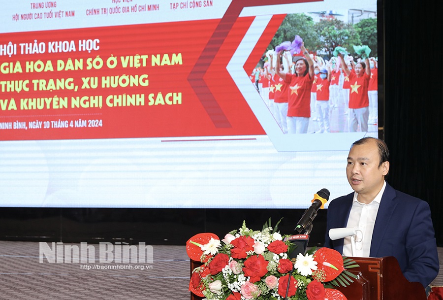 Đồng chí Lê Hải Bình, Ủy viên dự khuyết BCH Trung ương Đảng, Tổng Biên tập Tạp chí Cộng sản trình bày báo cáo đề dẫn tại Hội thảo.