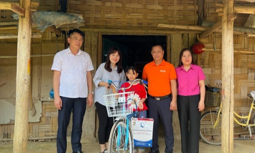 Gần 112 triệu đồng hỗ trợ xây dựng nhà ở và trao học bổng, tặng quà cho em Hoàng Thị Phương Lan