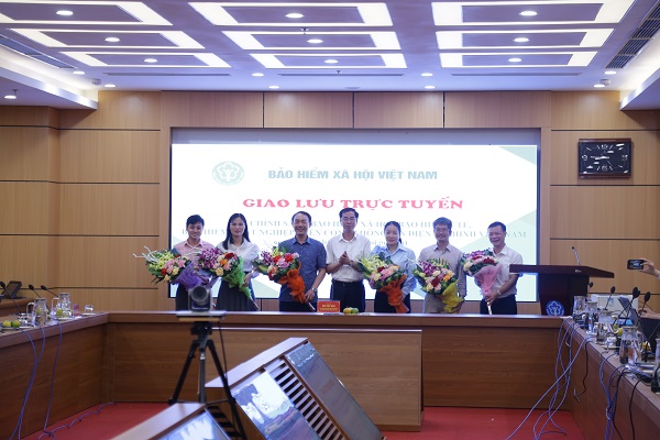 Phó Tổng Giám đốc BHXH Việt Nam Đào Việt Ánh tặng hoa khách mời, chuyên gia tham dự Chương trình.
