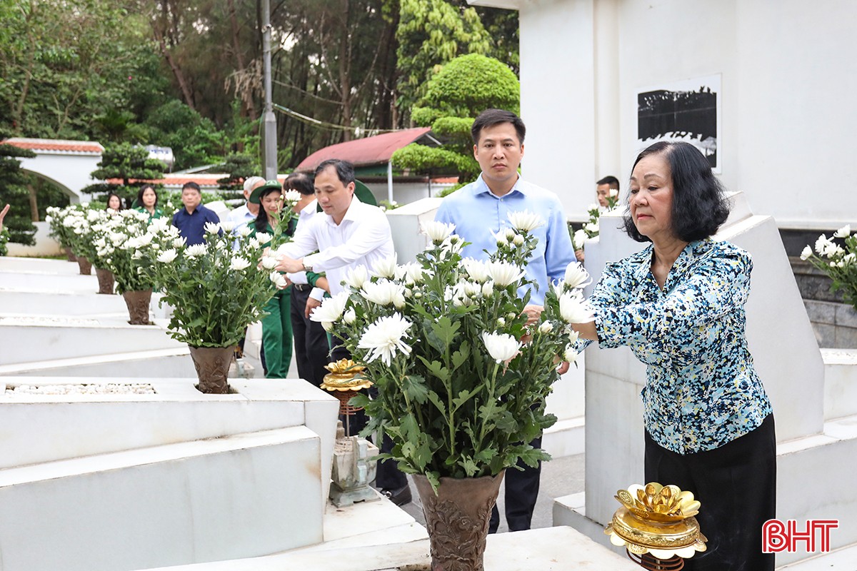 Đồng chí Trương Thị Mai và đoàn dâng hoa tại khu mộ 10 nữ anh hùng liệt sỹ thanh niên xung phong. Ảnh: Báo Hà Tĩnh