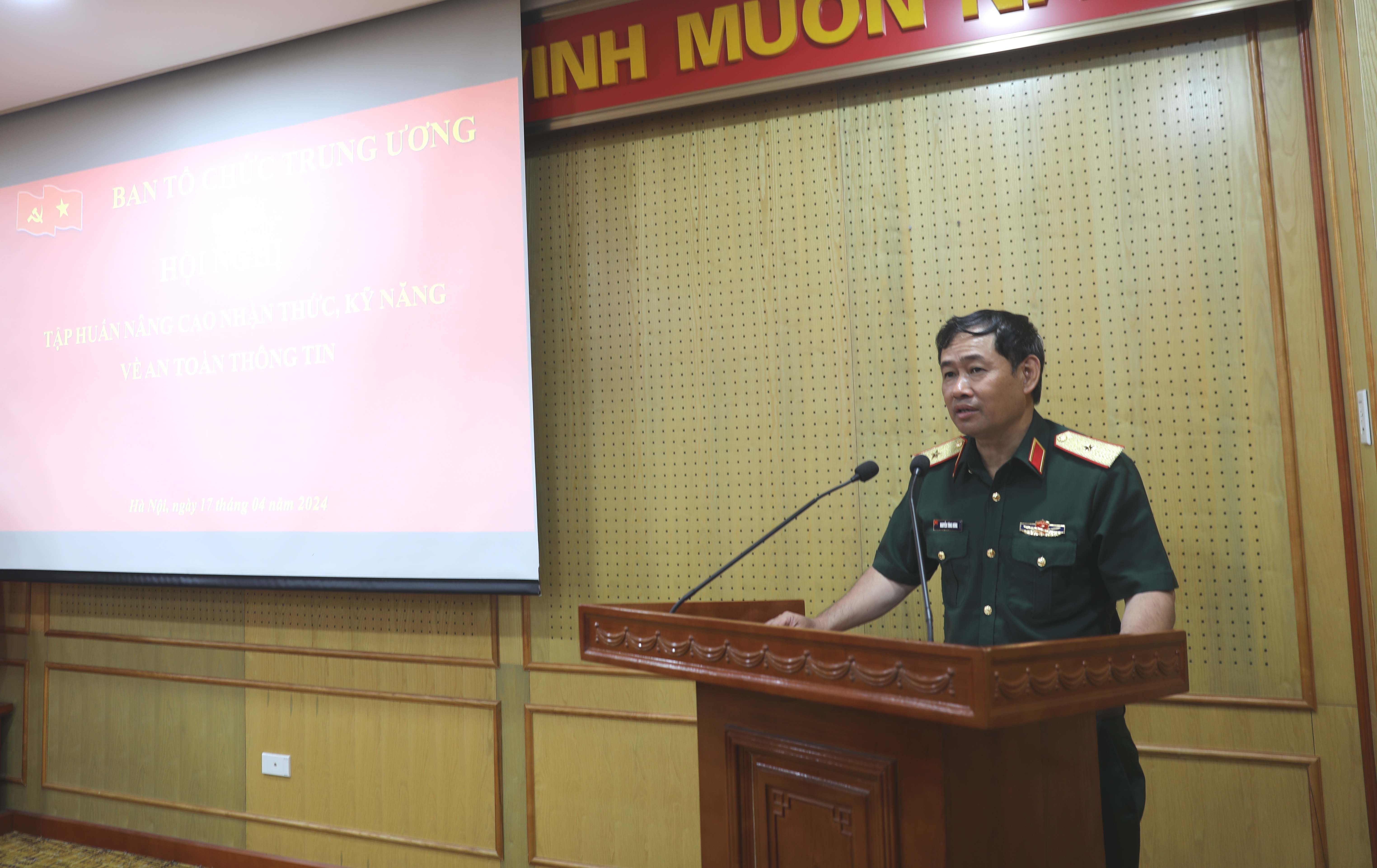 Thiếu tướng Nguyễn Tùng Hưng phát biểu tại lớp tập huấn.