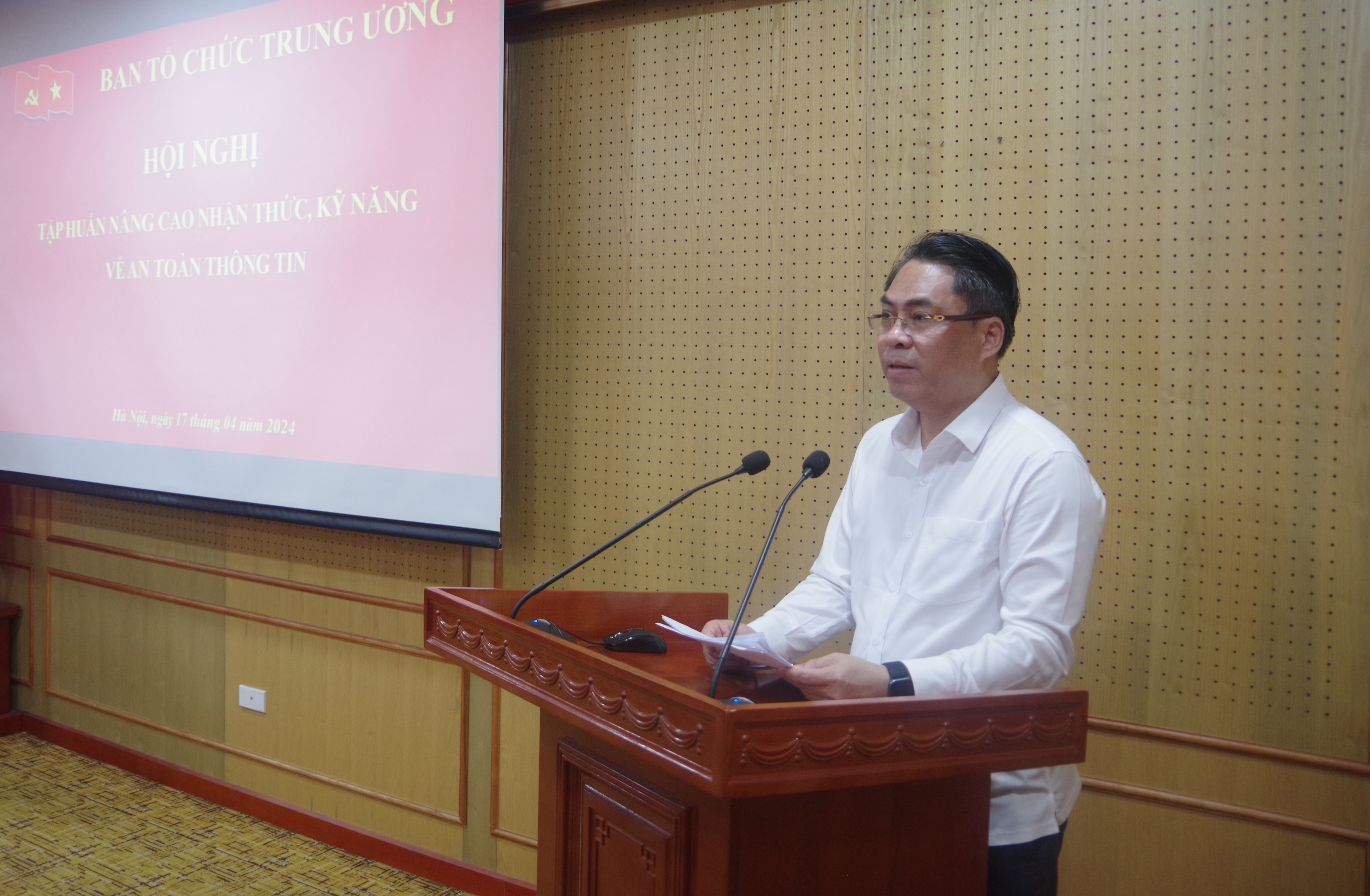 Đ/c Phan Thăng An, Phó Trưởng Ban Tổ chức Trung ương phát biểu tại lớp tập huấn.