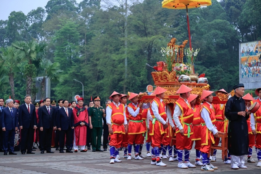 Thủ tướng Phạm Minh Chính dẫn đầu Đoàn đại biểu Lãnh đạo Ðảng, Nhà nước, các bộ, ngành, cơ quan Trung ương, các tỉnh, thành phố, tỉnh Phú Thọ và nhân dân về dự Lễ dâng hương. Ảnh: VGP/Nhật Bắc.