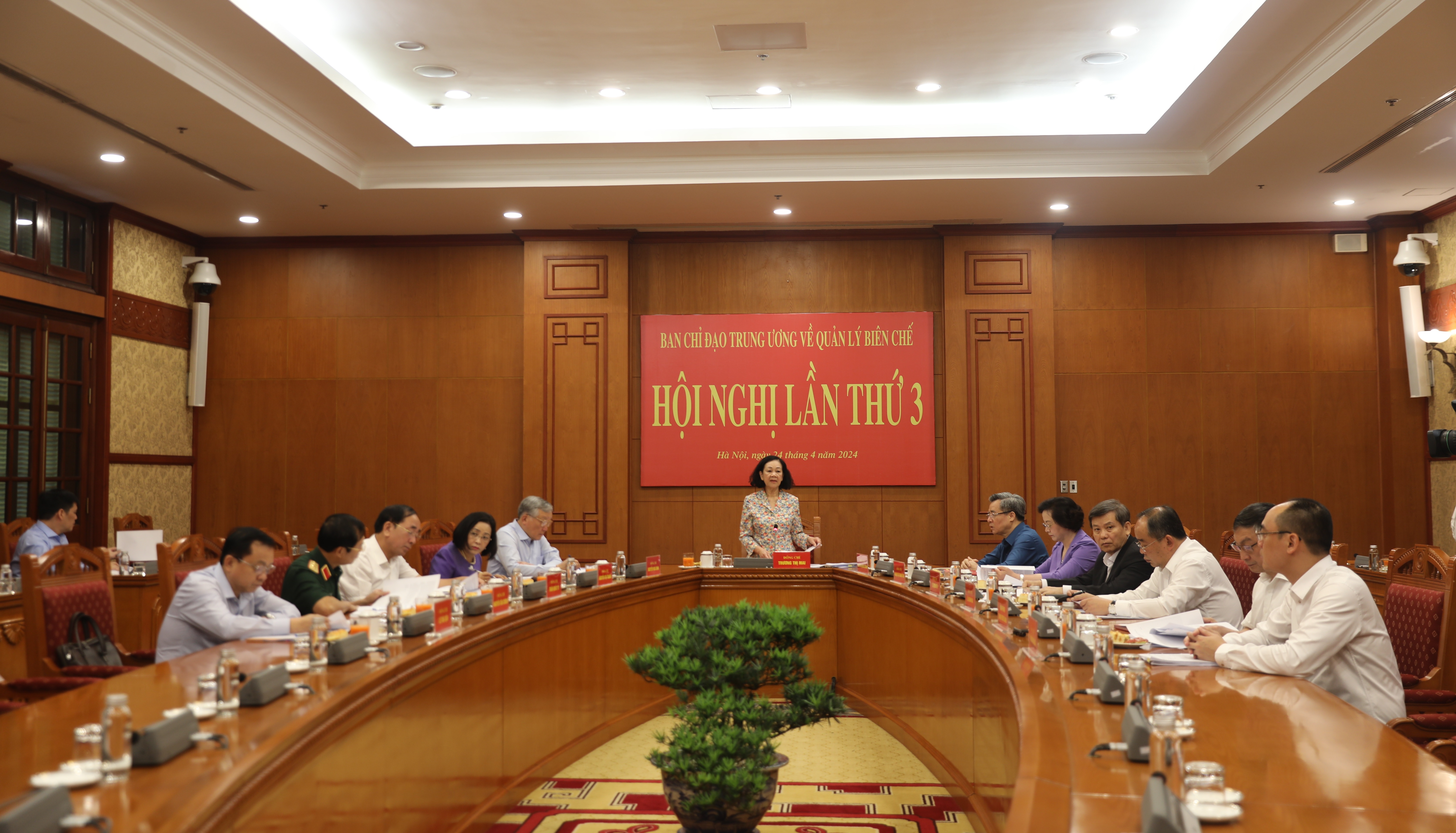 Đ/c Trương Thị Mai, Ủy viên Bộ Chính trị, Thường trực Ban Bí thư, Trưởng Ban Tổ chức Trung ương, Trưởng Ban Chỉ đạo Trung ương về quản lý biên chế phát biểu tại Hội nghị.