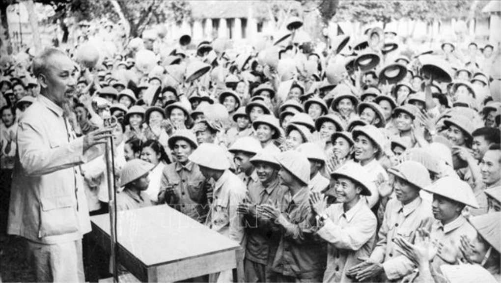 Chủ tịch Hồ Chí Minh đến thăm một đơn vị bộ đội ở Nam Định (1957). Ảnh: TTXVN.
