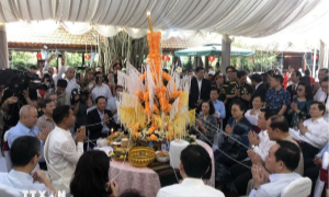 Đồng chí Trương Thị Mai và Lãnh đạo Đảng, Nhà nước tham dự đón Tết cổ truyền Bun-pi-may của Lào