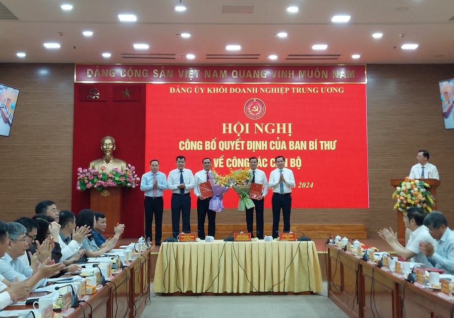 Lãnh đạo Đảng ủy Khối Doanh nghiệp Trung ương tặng hoa chúc mừng các đồng chí nhận nhiệm vụ mới.