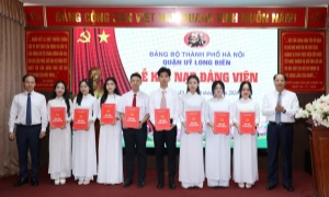 Quận ủy Long Biên kết nạp 16 học sinh ưu tú các trường THPT trên địa bàn quận vào Đảng