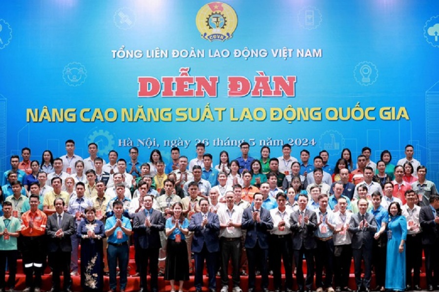 Thủ tướng Chính phủ cùng các đoàn viên, người lao động tiêu biểu trong cả nước. Ảnh: VGP/Nhật Bắc.
