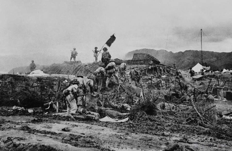 Ngày 7-5-1954, toàn bộ tập đoàn cứ điểm của địch ở Điện Biên Phủ đã bị quân ta tiêu diệt, lá cờ 