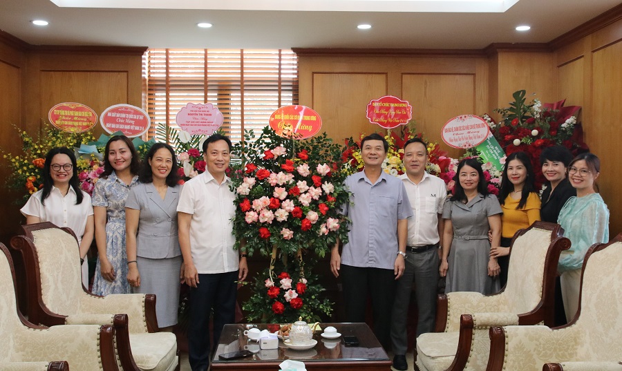 Đảng ủy Khối Các cơ quan Trung ương chúc mừng Tạp chí Xây dựng Đảng.