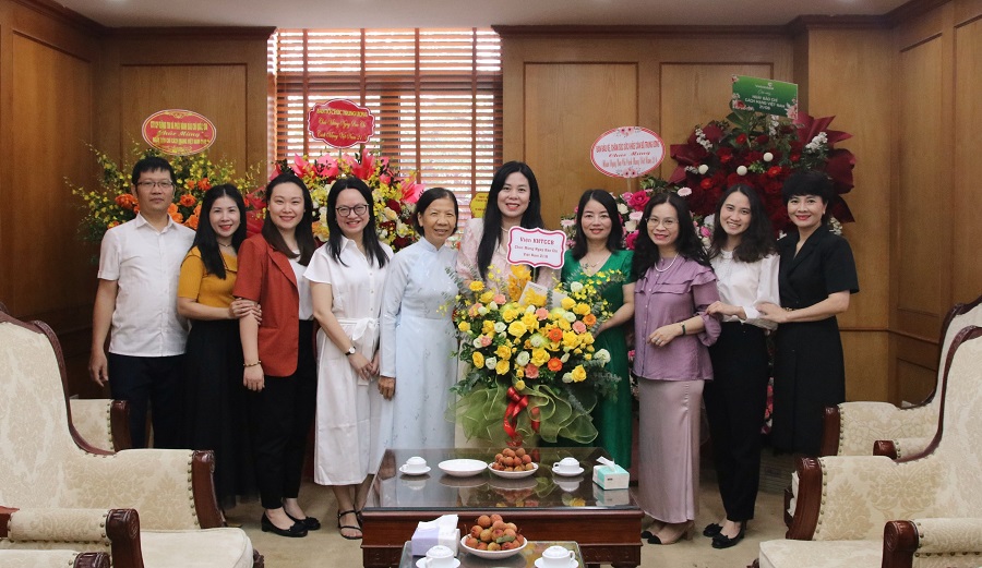 Lãnh đạo, chuyên viên Viện Khoa học tổ chức, cán bộ (Ban Tổ chức Trung ương) chúc mừng Tạp chí Xây dựng Đảng.