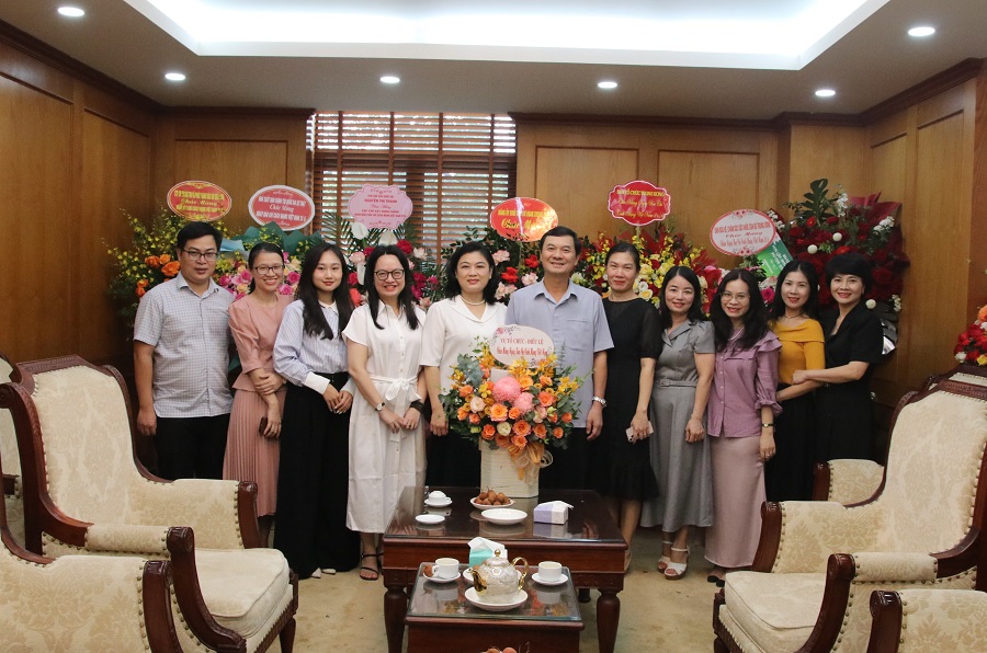 Đại diện Vụ Tổ chức - Điều lệ (Ban Tổ chức Trung ương) chúc mừng Tạp chí Xây dựng Đảng.