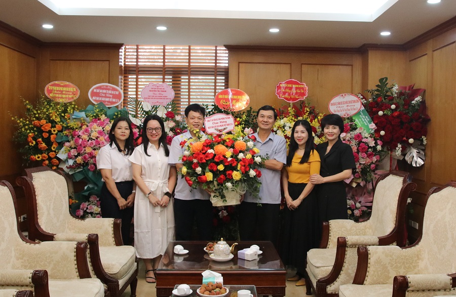 Đại diện lãnh đạo Công ty TNHH MTV In Tiến Bộ (Văn phòng Trung ương Đảng) chúc mừng Tạp chí Xây dựng Đảng.