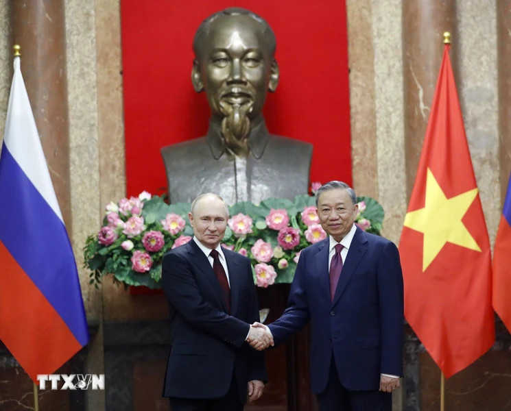 Chủ tịch nước Tô Lâm và Tổng thống Nga Vladimir Putin. (Ảnh: Nhan Sáng/TTXVN).