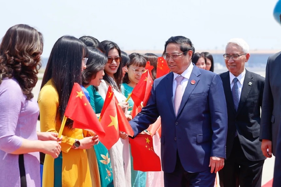 Đông đảo người dân và cán bộ Đại sứ quán Việt Nam tại Trung Quốc nhiệt liệt chào đón Thủ tướng. Ảnh: VGP/Nhật Bắc.