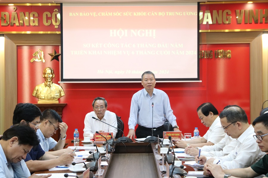 Đồng chí Trần Huy Dụng, Phó Trưởng ban Thường trực Điều hành Ban Bảo vệ, CSSK cán bộ Trung ương phát biểu tại Hội nghị.