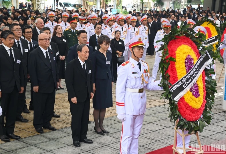 Nguyên Thủ tướng Nhật Bản Suga Yoshihide dẫn đầu Đoàn Nhật Bản viếng Tổng Bí thư Nguyễn Phú Trọng.