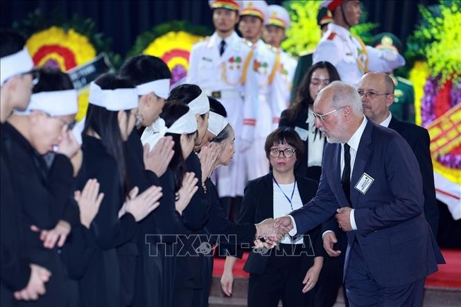 Đoàn Liên bang Thuỵ Sĩ do Quốc vụ khanh Phụ trách Ngoại giao (Bộ Ngoại giao) Alexandre Fasel làm Trưởng đoàn chia buồn với gia quyến Tổng Bí thư Nguyễn Phú Trọng.